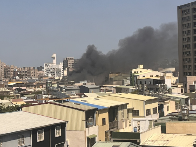 高雄市三民區銀杉街一處工廠9日下午1時許，因不明原因起火燃燒，現場濃密黑煙直衝天際。（翻攝自記者爆料網）