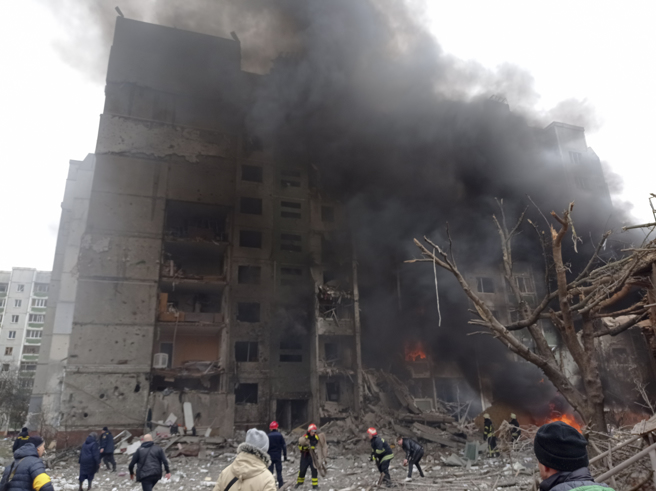 俄軍3月3日空襲烏克蘭切爾尼戈夫（Chernigiv）市中心，竄出陣陣濃煙
（美聯社）
