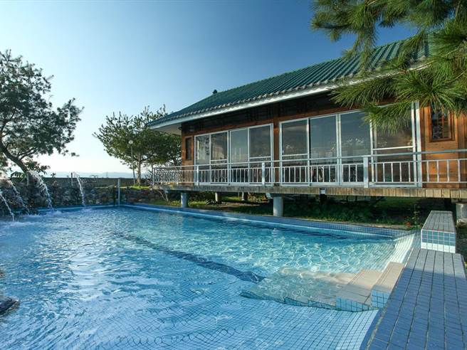 40歲的陳韋倫在Cosplay界小有名氣，平時在家裡農莊民宿擔任房務，2020年7月18日上午10點竟然將針孔攝影機放在戶外單人女廁內的黑色除臭盒內偷拍。(本報資料照片)