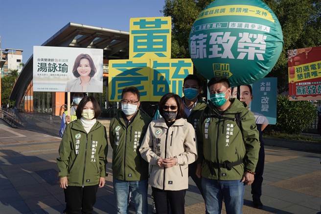 高雄市議員康裕成（右二）力挺在地新人參選。（邁向過半大聯盟提供／林瑞益高雄傳真）