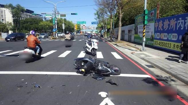 男子騎車疑未留意車前狀況，先自撞拖板車車尾再撞後方機車。（八德警分局提供／陳夢茹桃園傳真）