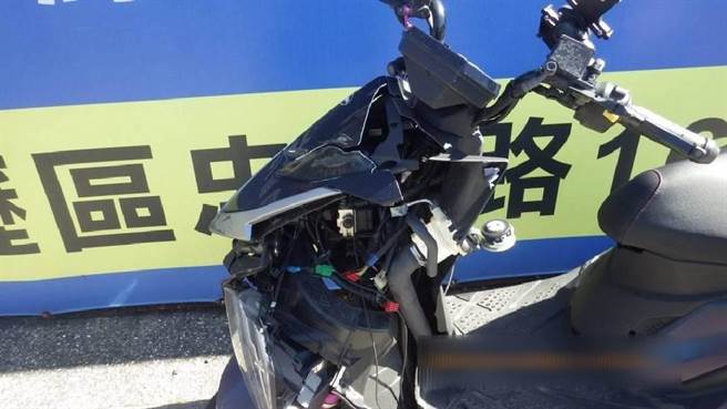 男子騎車疑未留意車前狀況自撞拖板車車尾。（八德警分局提供／陳夢茹桃園傳真）