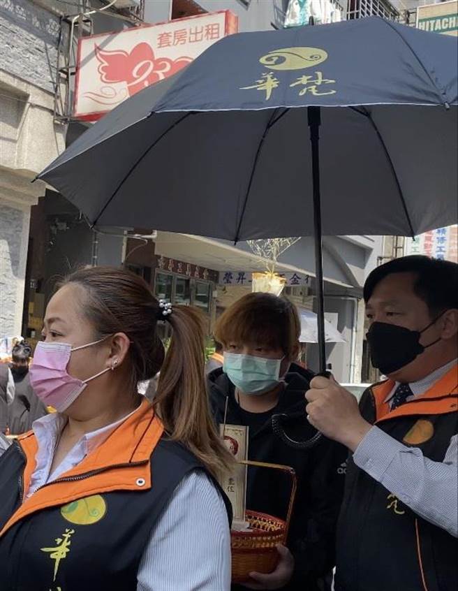 一場大火燒出身世之謎！從小被領養的陳小姐，生母在台中興中街大火喪生，遠從台南到火場參加招魂儀式。（陳淑芬攝）