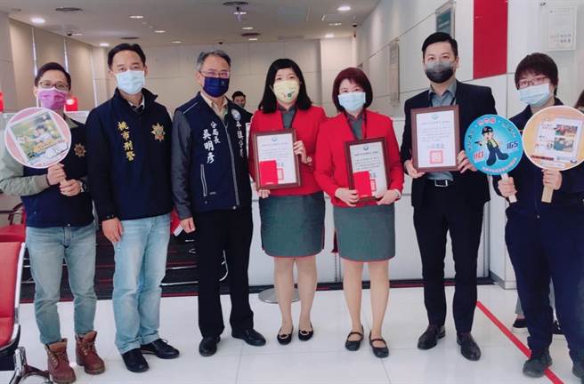 阻詐有功平鎮警表揚金融機構、超商協助阻詐。(警方提供／呂筱蟬桃園傳真)