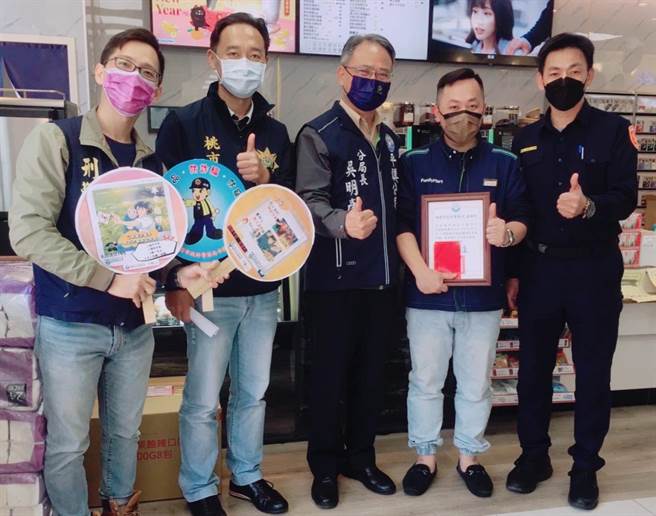 阻詐有功平鎮警表揚金融機構、超商協助阻詐。(警方提供／呂筱蟬桃園傳真)