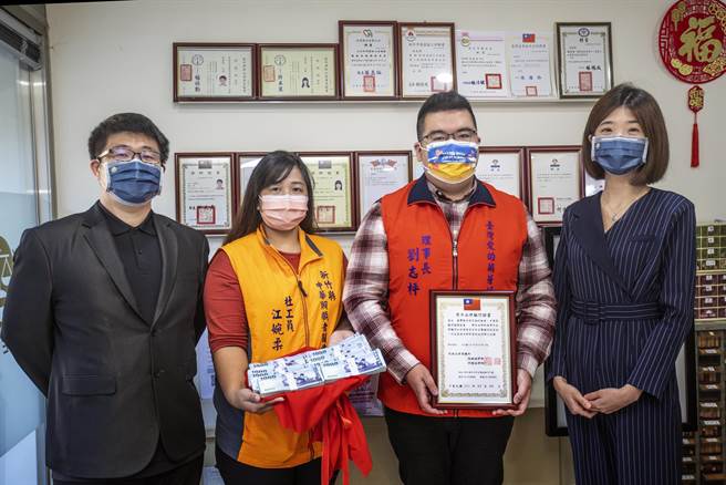 爱的萌芽理事长刘志坪（右二）由明典法律事务所长张婉娟律师（右）见证，捐赠100万元帮助弱势家庭儿童。（罗浚滨摄）