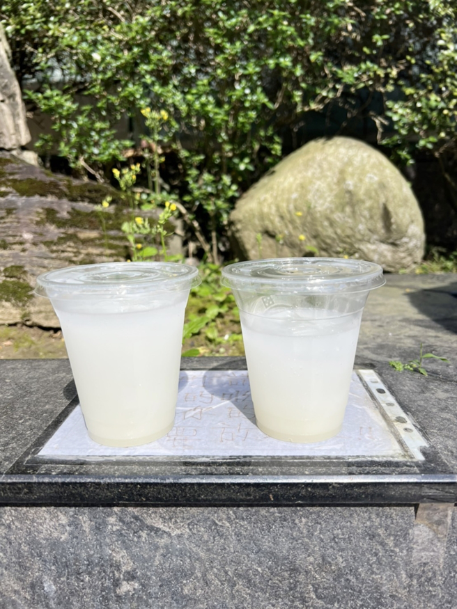 大S託人替媒體送上飲料。（圖／孫伊萱攝）