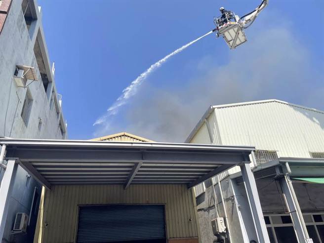 高雄市三民區銀杉街一處工廠9日下午1時失火，消防出動雲梯車灌水搶救。（翻攝照片／高雄洪靖宜傳真）
