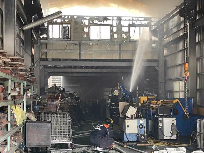 高雄市三民區銀杉街一處工廠9日下午1時失火。（翻攝照片／高雄洪靖宜傳真）