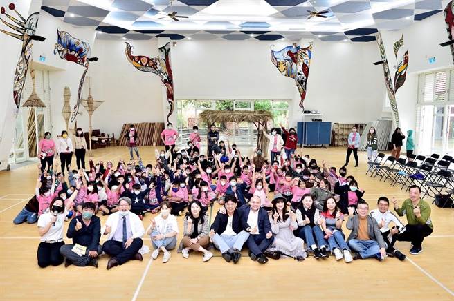 華人EMBA聯合會公益社與高雄長庚醫院兒童過敏氣喘風濕科醫師郭和昌等人7日駕駛「川崎美心專車」前往高雄杉林區巴楠花部落中小學義診。（郭和昌提供／洪浩軒高雄傳真）