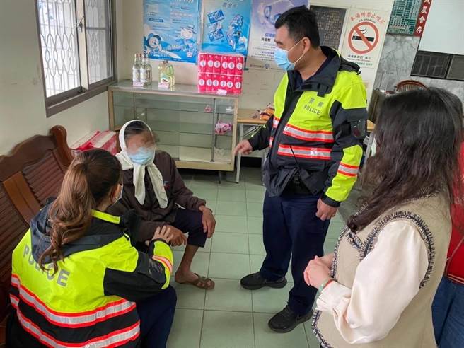 员警除力劝老妇不要上当，更直接教她对方再打来不要接，以免再次受骗。（水上分局提供∕吕妍庭嘉义传真）