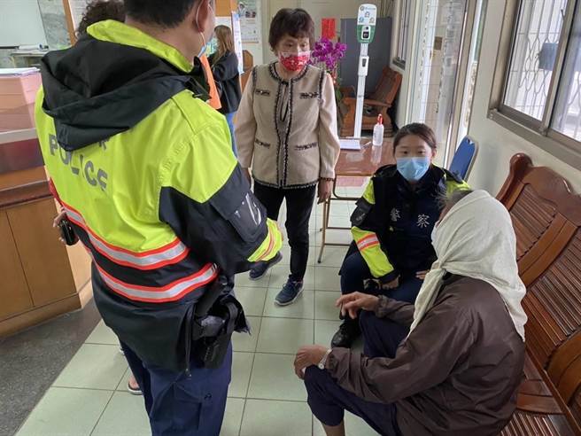 员警除力劝老妇不要上当，更直接教她对方再打来不要接，以免再次受骗。（水上分局提供∕吕妍庭嘉义传真）