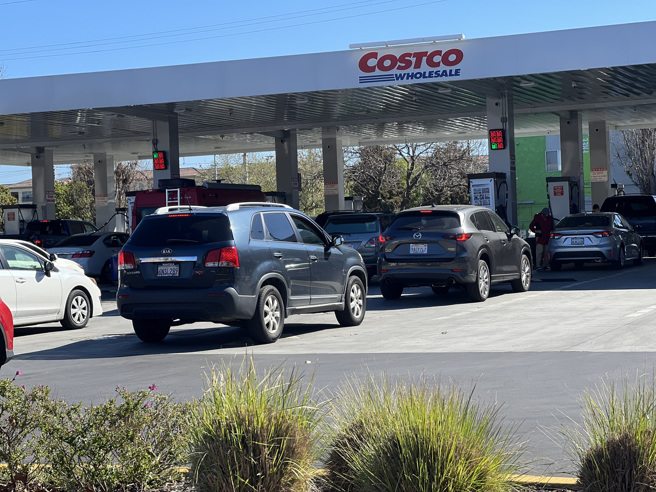 总统拜登宣布禁止俄国油气进口后，平价加油站马上大排长龙。(图／中央社)