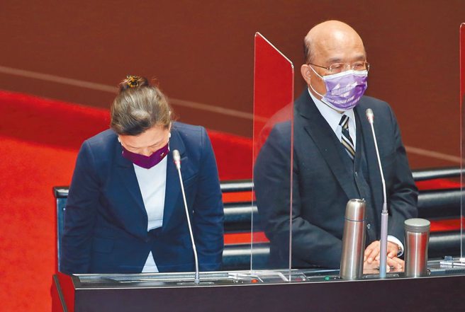 經濟部長王美花（左）在8日總質詢中針對303大停電，90度鞠躬道歉。（姚志平攝）
