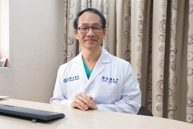 东元综合医院泌尿中心主任刘兆汉提醒，有泌尿系统问题、不明原因疼痛时，应保握黄金救治时间，尽早寻求专业医师的诊断及治疗，并切勿听信不实谣言，以免花钱又伤身。（东元医院提供／罗浚滨新竹传真）