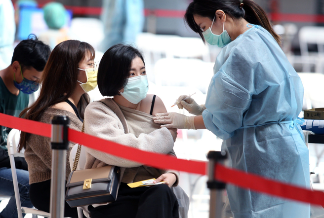 打疫苗領500降門檻，指揮中心表示，55歲以上原住民明起也可以領500元。（圖／示意圖，記者范揚光）