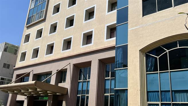 台南市盐水家族群聚感染扩大，9日新增2名药师确诊，所属医院院从昨晚已暂停门诊和健检，并停止人员进出。（张毓翎摄）