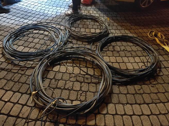 朴子分局警方今凌晨趁侯嫌犯案時當場人贓俱獲，並依加重竊盜罪等罪嫌送辦。（朴子分局提供∕呂妍庭嘉義傳真）