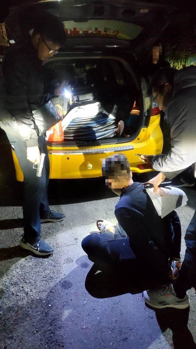 朴子分局警方今凌晨趁侯嫌犯案時當場人贓俱獲，並依加重竊盜罪等罪嫌送辦。（朴子分局提供∕呂妍庭嘉義傳真）