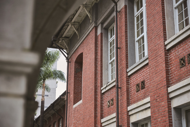 红色面砖、灰泥饰带这类日本时代流行的建筑纹理，都是漫步台北时，值得抬头欣赏的艺术美学。（摄影／黄政达）