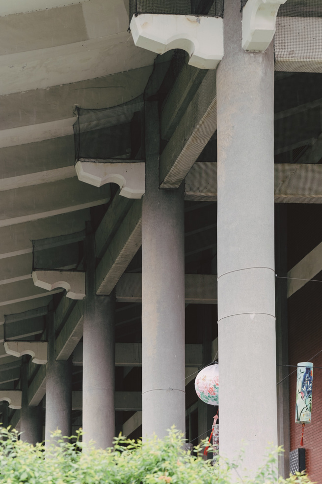 屋檐曲线、风格简约的水泥柱，国父纪念馆的建筑设计兼容东方传统语汇以及当代建筑的简洁俐落，以今日观点来看仍深具美感。（摄影／蔡耀徵）