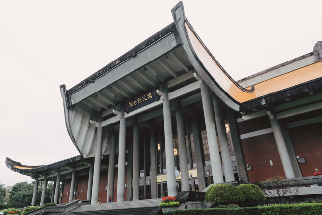 屋檐曲线、风格简约的水泥柱，国父纪念馆的建筑设计兼容东方传统语汇以及当代建筑的简洁俐落，以今日观点来看仍深具美感。（摄影／蔡耀徵） (2)