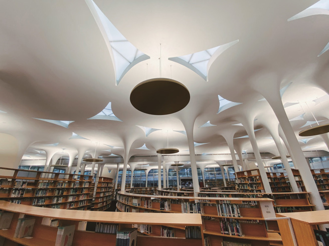 台大社科院图书馆内部立柱造型神似莲花茎，充满特色且富有奇趣。（摄影／蔡耀徵）