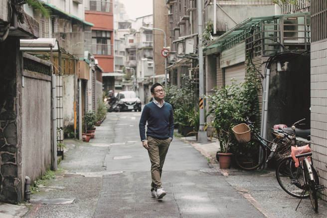 漫步街区，观察身旁建筑，体会从整体到细部的美感，是吴东龙认识城市独特性的重要方式。（摄影／蔡耀徵）