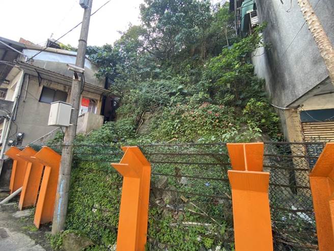 基隆市中正區中正路170巷有2處邊坡過去發生土石滑落情況，地方盼能設置防護措施。（立委蔡適應提供／陳彩玲基隆傳真）