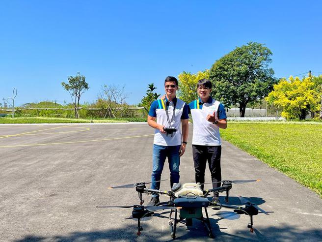 （屏东以农业植保机为主，开办无人机专业操作训练课程。图／屏东县政府提供）