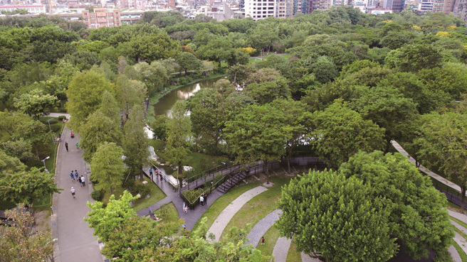曾柏庭认为，大安森林公园充满绿意植栽、舒适开阔，是会让人产生幸福感的公共建筑。（图／台北市公园路灯工程管理处）