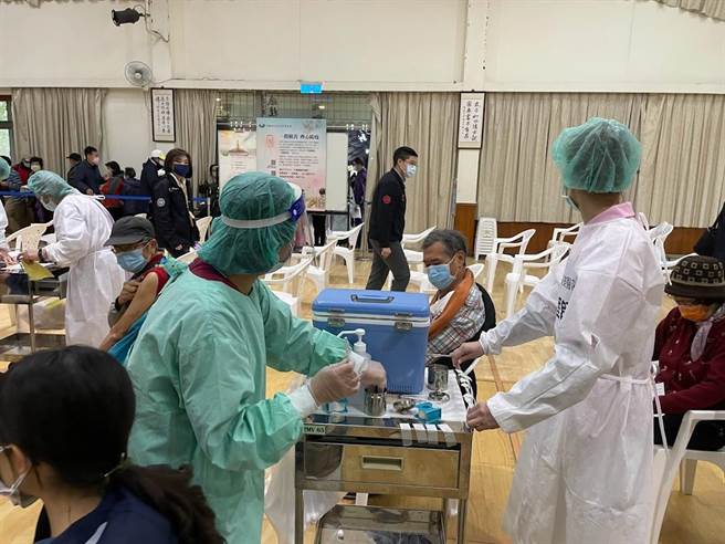 随着疫苗覆盖率提高，桃园市议员徐玉树建议应该撤除预约率低的接种站。（吕筱蝉摄）