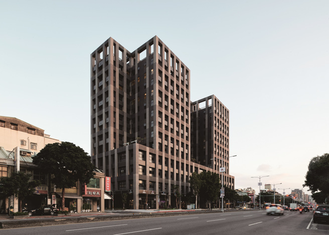 大龙市场原为海砂屋建筑，透过建筑师巧妙设计，翻修为多功能的公共生活空间。（图／Q-LAB建筑师事务所）