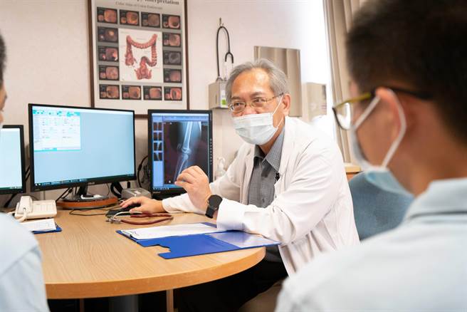 嘉义长庚儿科主任沈俊明表示，「脂肪肝」是肥胖常见的合併症。（嘉义长庚医院提供∕吕妍庭嘉义传真）