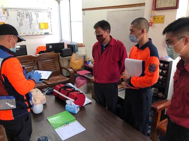 玉井消防分隊針對心肺功能停止案件及送醫途中意識改變案件加強演練。（讀者提供／劉秀芬台南傳真）