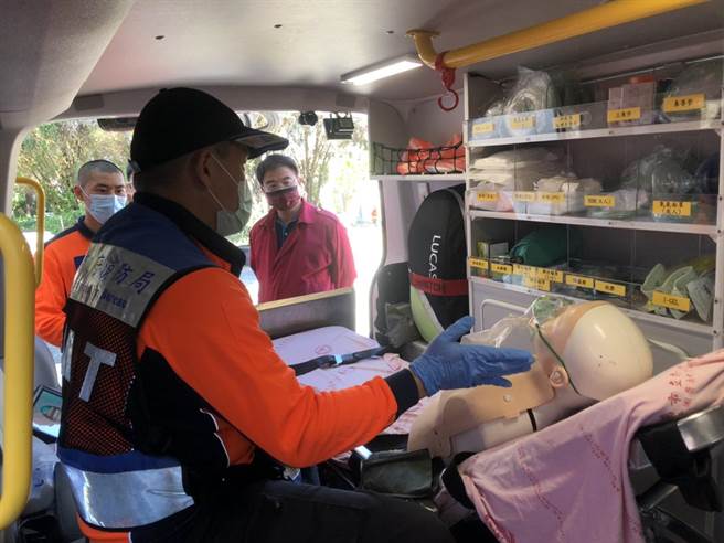 玉井消防分隊針對心肺功能停止案件及送醫途中意識改變案件加強演練。（讀者提供／劉秀芬台南傳真）