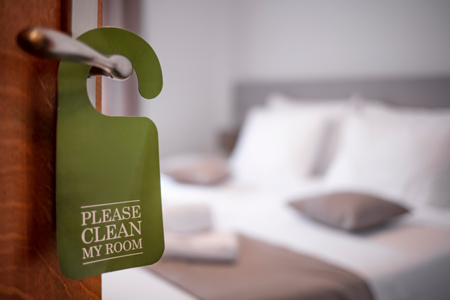 一名自称在饭店担任房务的网友表示，他任职的单位上，刚好有一对情侣，他们经常一起整理一间房间，近日他发现同事情侣竟趁着整理房间时，在浴室里爱爱。（图／示意图，达志影像）