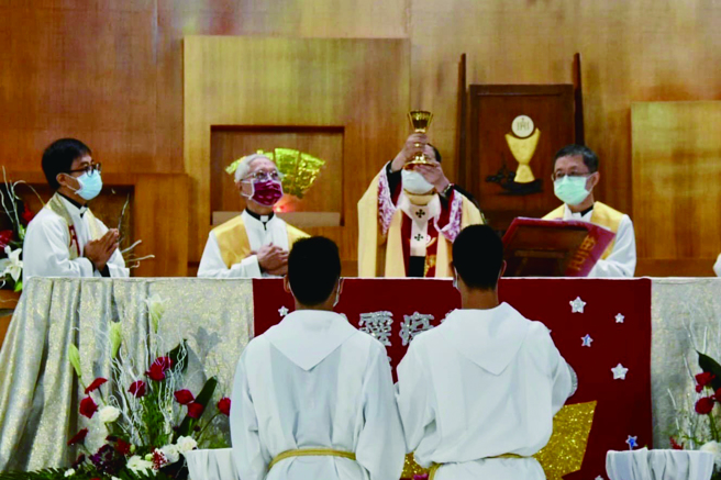 神職人員每個主日要舉行彌撒，透過莊嚴的感恩儀典提供教友心靈安定。（圖／聖家堂）