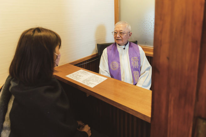 傾聽眾生煩惱並給予安慰，是教堂神職人員的日常與職責。（攝影／林冠良)