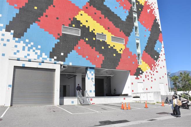 台開花蓮新天堂樂園本月初無預警暫停營業2周，且百位員工迄今仍未收到2月份的薪水，台開今表示，董事長邱于芸明天將趕赴花蓮親發薪水。（羅亦晽攝）