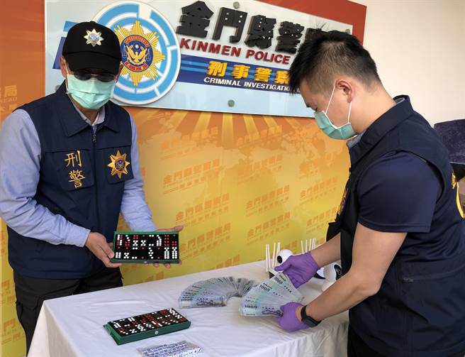 金门警方在金城镇破获1处藏匿于传统市场的职业赌场，将17名拚输赢的赌客连同赌具、赌资13万余元及点钞机等一併移送法办。（李金生摄）