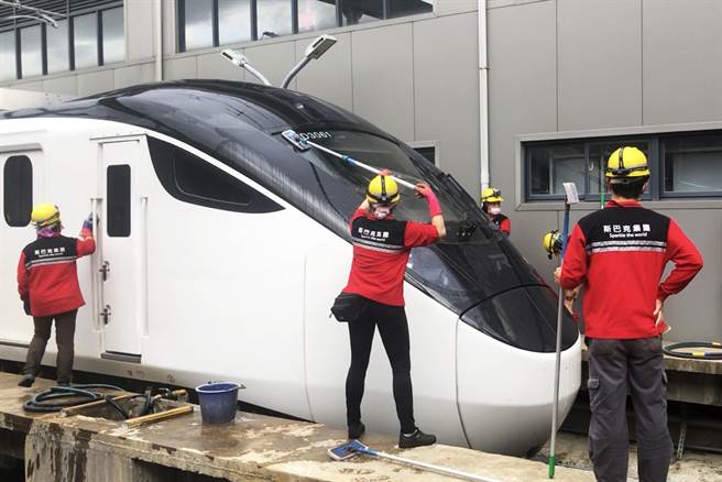 台铁外包公司诚徵列车美容师，可帮EMU3000新型城际列车洗澎澎。（民眾提供）