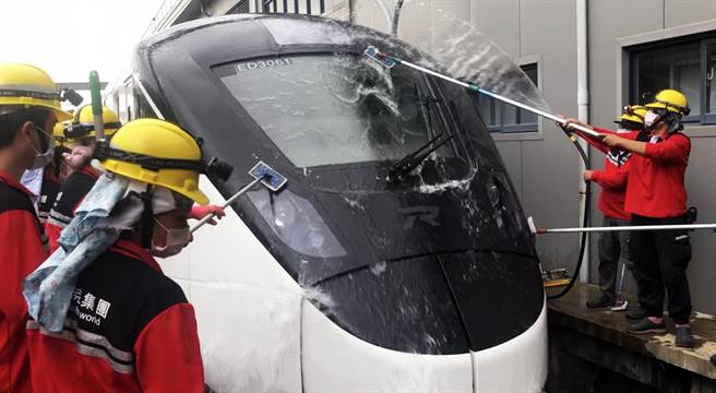 台铁外包公司诚徵列车美容师，可帮EMU3000新型城际列车洗澎澎。（民眾提供）