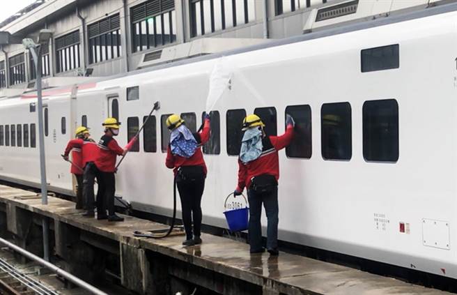 台铁外包公司诚徵列车美容师，可帮EMU3000新型城际列车洗澎澎。（民眾提供）