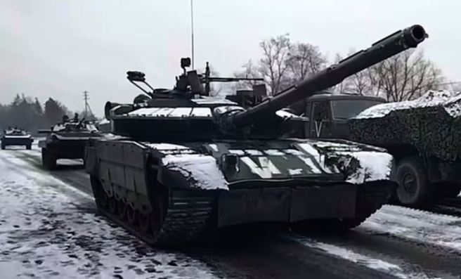 俄罗斯坦克车队3月7日卡在乌克兰首都基辅郊区的画面。（俄罗斯国防部）