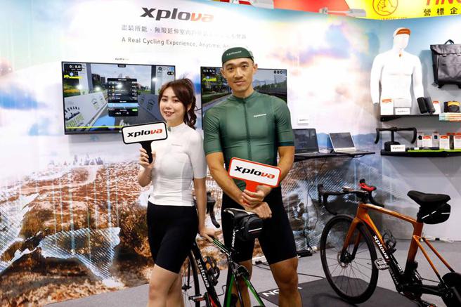 （宏碁子公司Acer Gadget倚天酷碁以运动产品品牌Xplova参加2022年台北国际自行车展，推出Xplova智慧训练台、电动滑板车、骑行衣着包款等新品，预计第二季起将陆续上市。图／倚天酷碁提供）