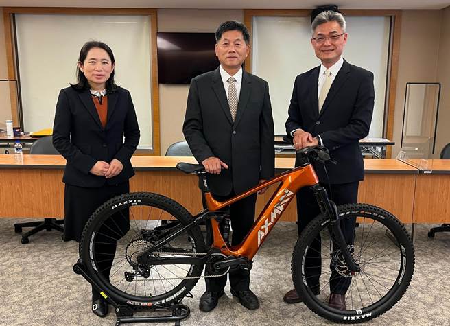 明係董事長江永平（中）、總經理黃慶忠（右）、財務長吳佩純（左）。（明係提供）