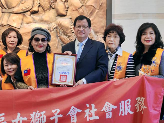 国际狮子会300A2区西区女狮展大爱 赠救护耗材守护新北。(新北市消防局提供)