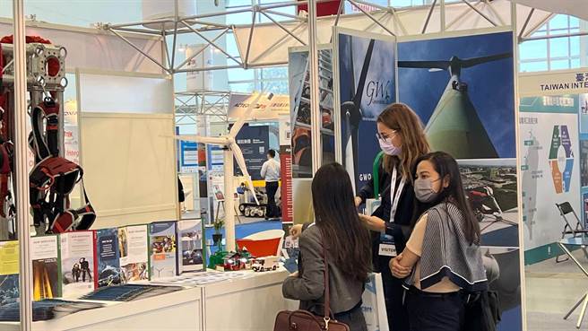 亚洲第二大「2022亚太国际风力发电展展」9日正式开幕，活动为期3天，来自15国、133家风电产业厂商齐聚高雄。（柯宗纬摄）