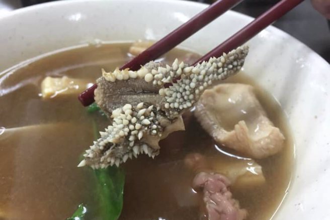 一名男网友喝汤时发现一个长满白色尖刺的诡异配料，好奇这个食材究竟是什么。（图／翻摄脸书社团爆废公社）